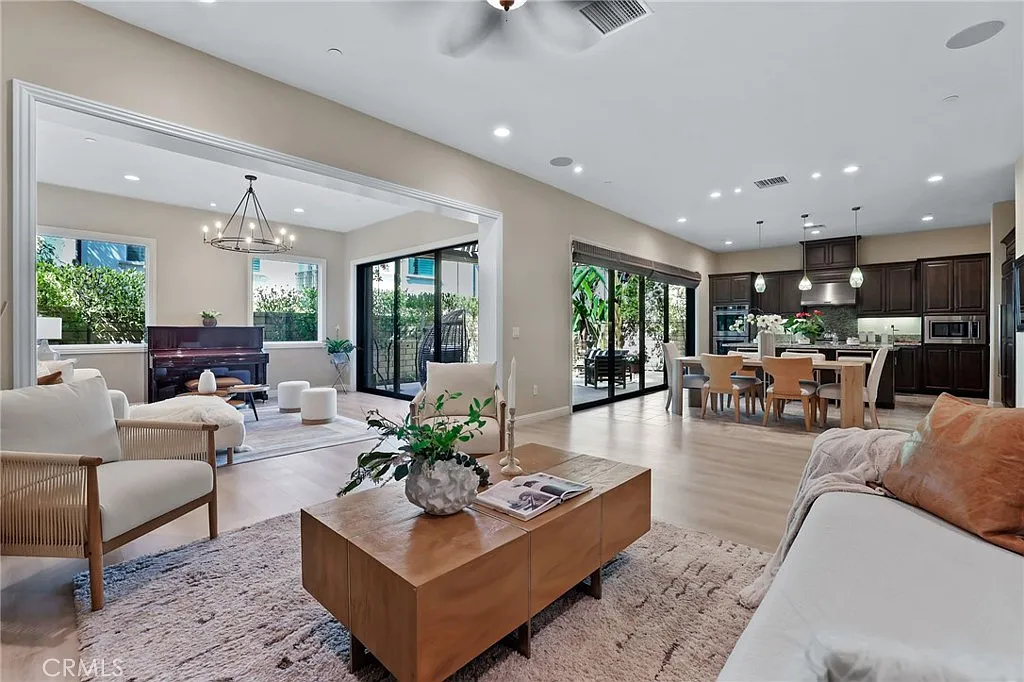 5 bed, 4.5 bath, 3091 sqft, $7,500 — Photo 1