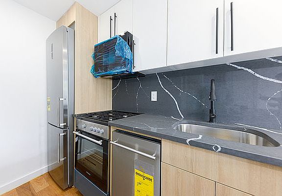 2nd image of 152 Macon St #3R