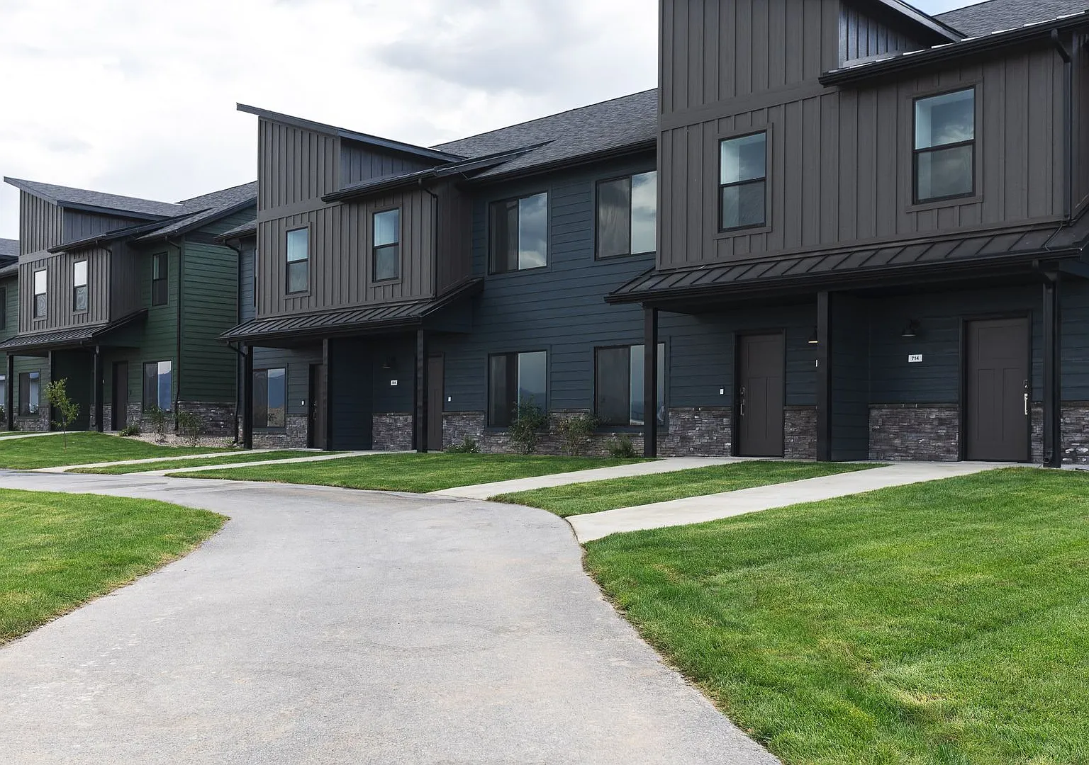 Fully Furnished 2BR, 2.5 Bathroom Townhome With attached 2 car Garage — Photo 2