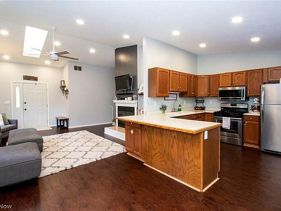 5th image of 828 Woods Edge Ct