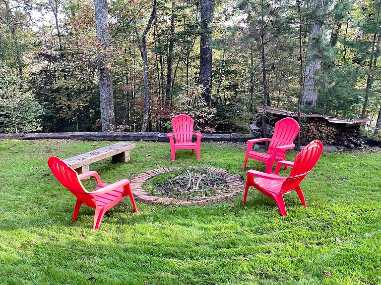 121 Woodstock Dr — Photo 3