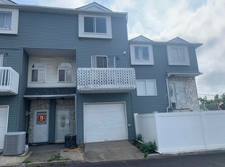 52 Country Dr S, Staten Island, NY 10314