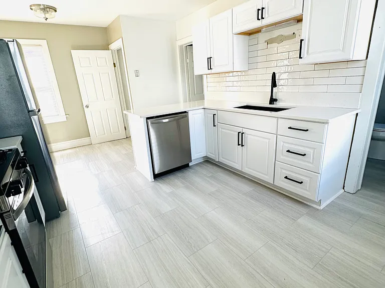 310 W Scott St #A — Photo 2