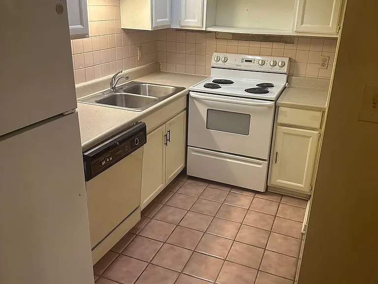2701 Rue Saint Martin #C — Photo 4
