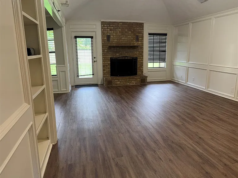 109 Mistletoe St — Photo 3