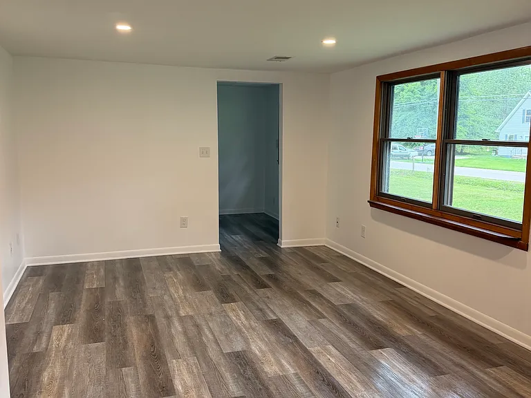 242 Kenneth St — Photo 6