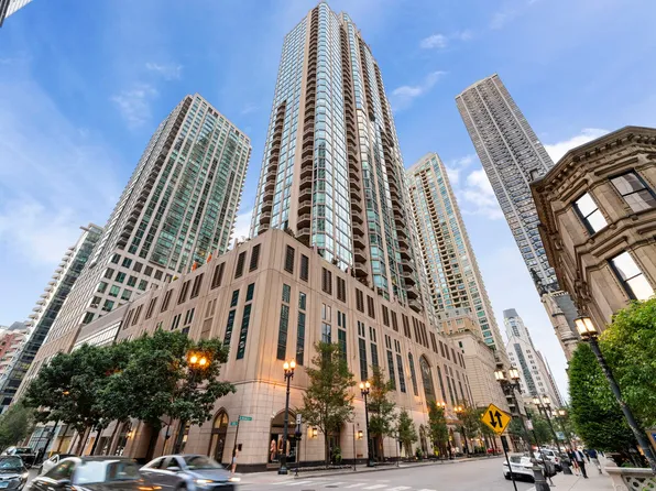 21 E Huron St APT 3704, Chicago, IL 60611