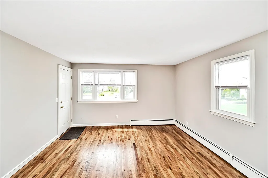 3 bed, 1.0 bath, 1200 sqft, $3,500 — Photo 4
