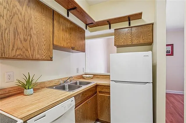 822 Touro St #1 — Photo 9