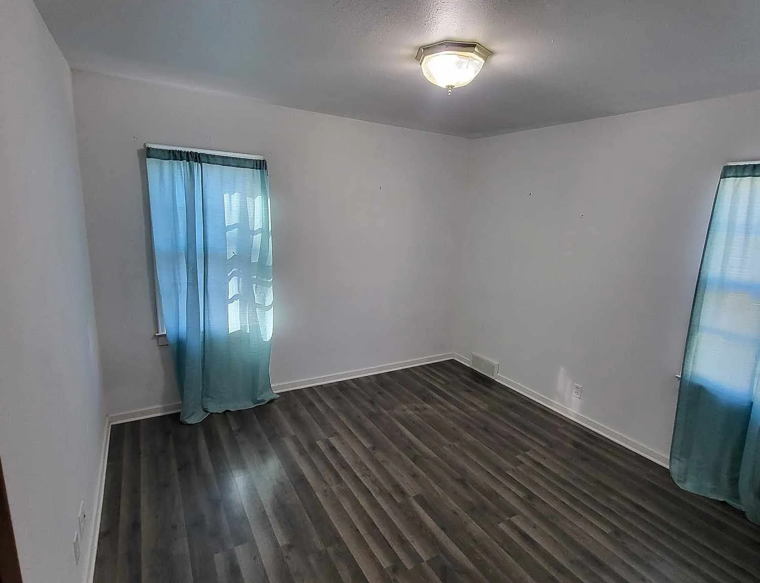 3 bed, 1.0 bath, 1228 sqft, $1,350 — Photo 4