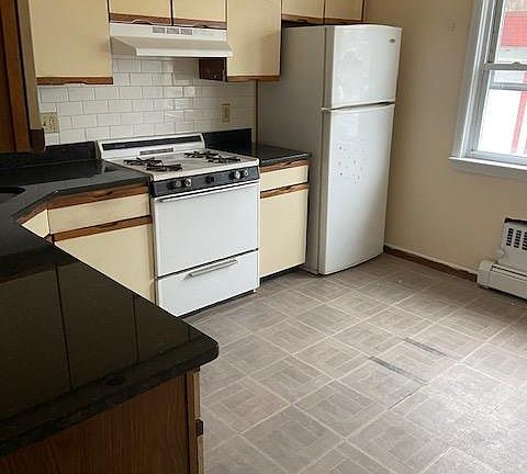4th image of 145 Carlton Ave