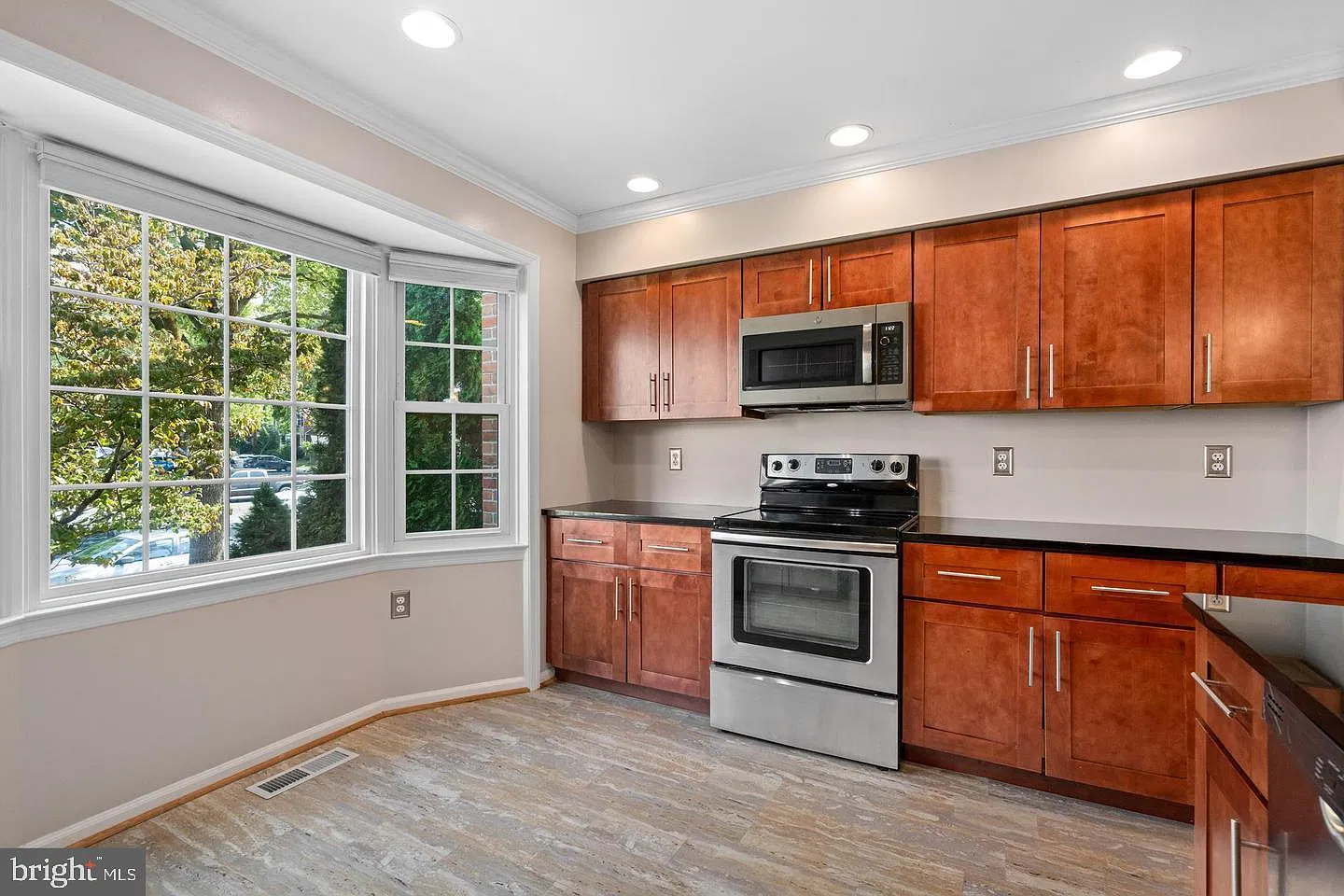 4 bed, 3.5 bath, 2040 sqft, $3,800 — Photo 4