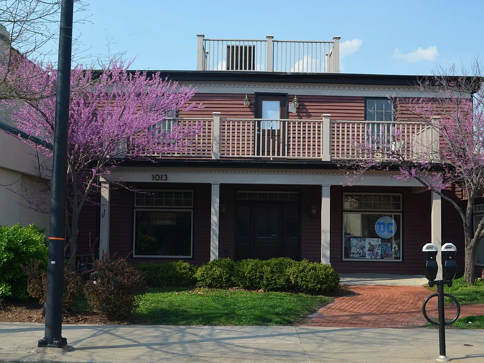 1013 E. Walnut