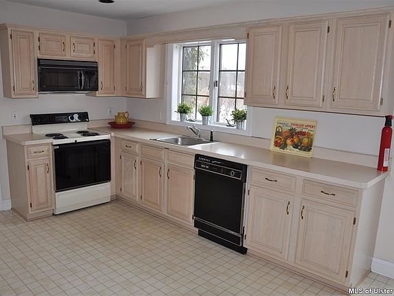 4th image of 166 Huguenot St