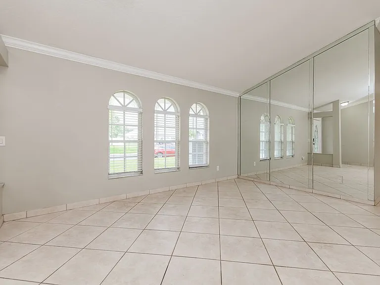 2708 Ashley Ct — Photo 3