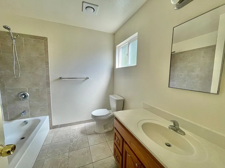 515 South E Creekside Apartments — Photo 6