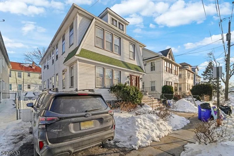 3 bed, 1.0 bath, $2,200 — Photo 3