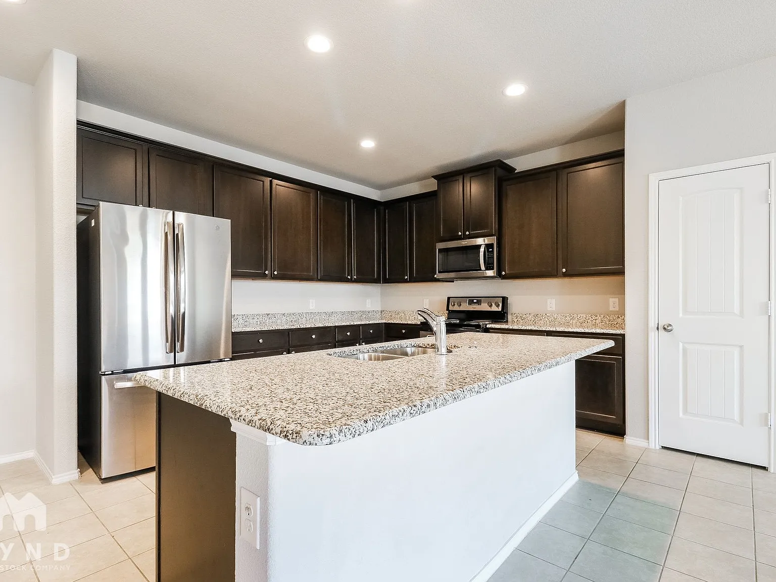 3 bed, 2.0 bath, 1936 sqft, $2,220 — Photo 2