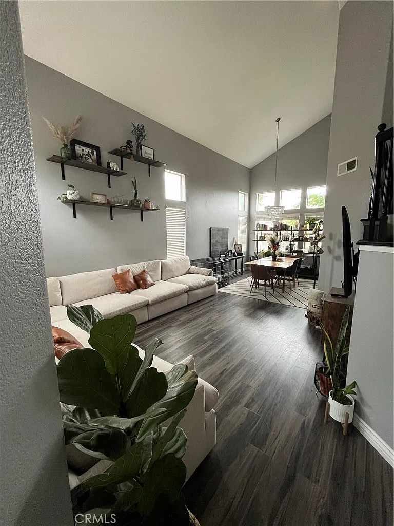 5 bed, 2500 sqft, $3,495 — Photo 3