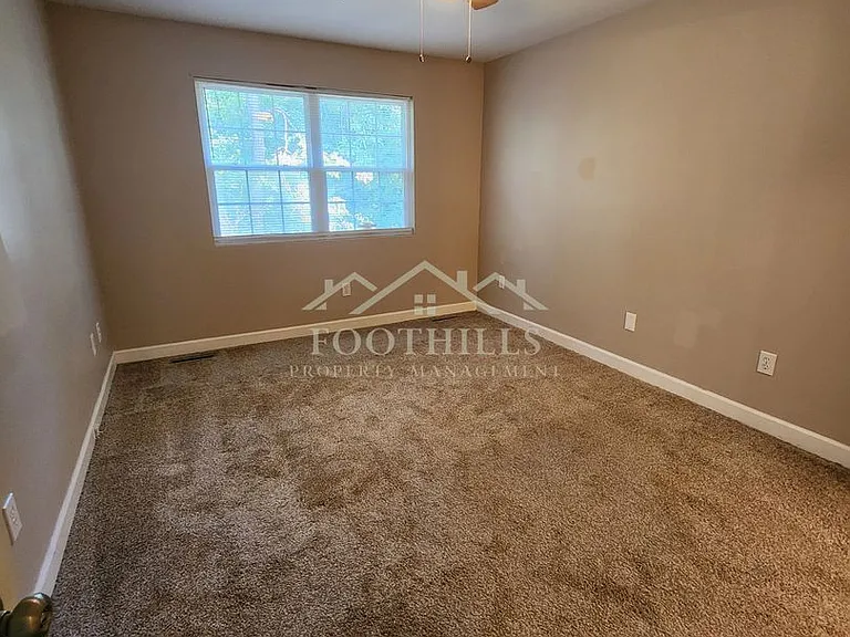 613 N Pointe Crk — Photo 6
