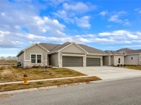 19718 W 196th St, Spring Hill, KS 66083