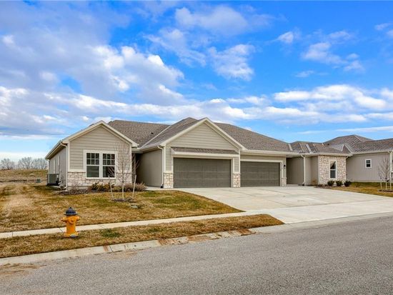 19718 W 196th St, Spring Hill, KS 66083