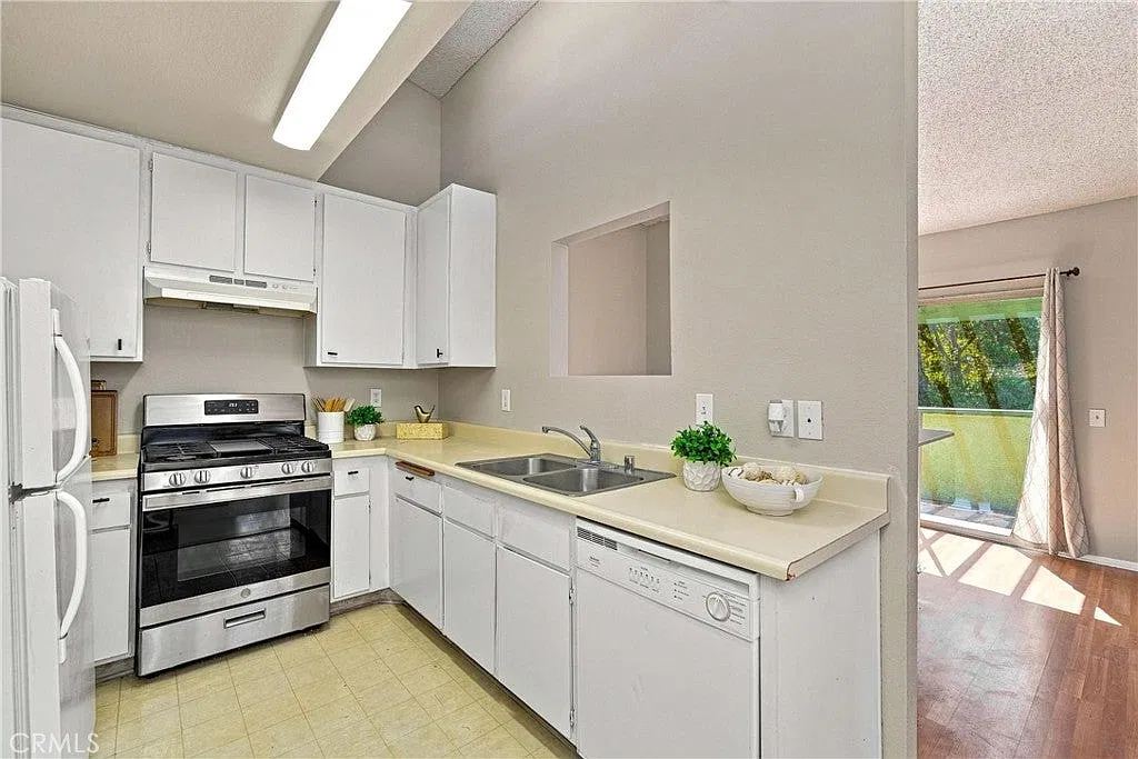 2 bed, 1010 sqft, $3,250 — Photo 4