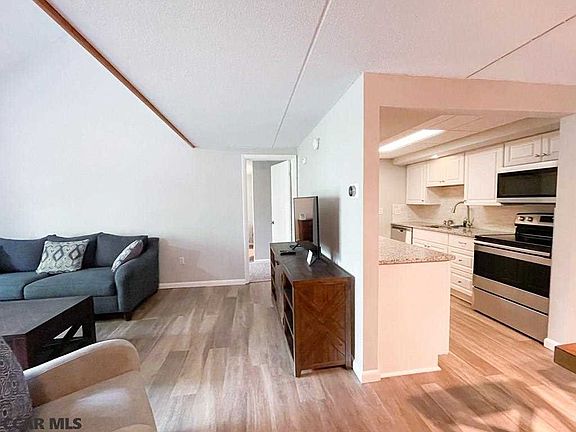 5th image of 810 Stratford Dr APT 14