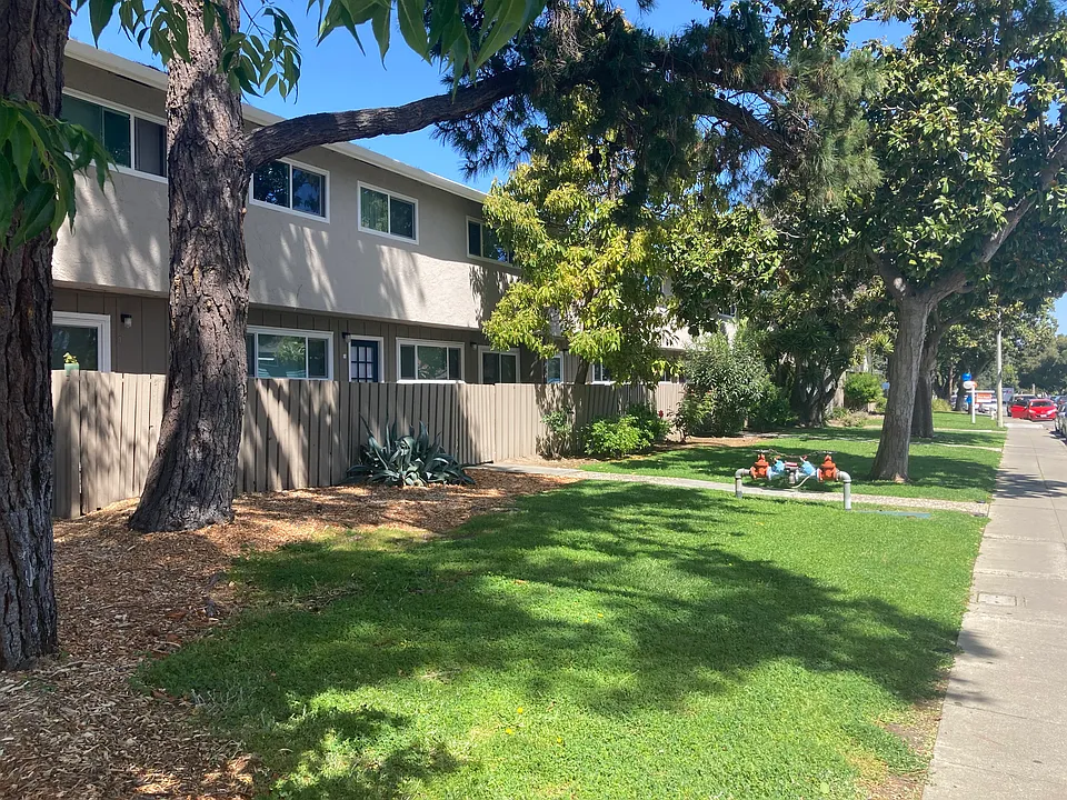 Del Prado Apts