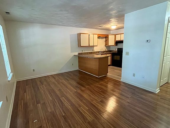 5th image of 884 Patrick Henry Dr