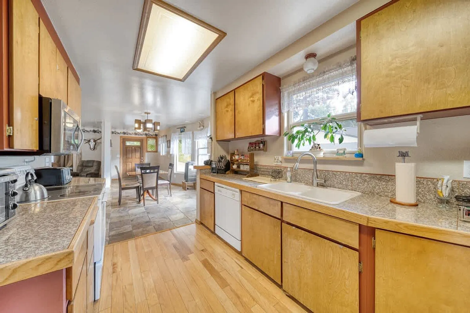 3 bed, 1.0 bath, 1291 sqft, $4,466 — Photo 4