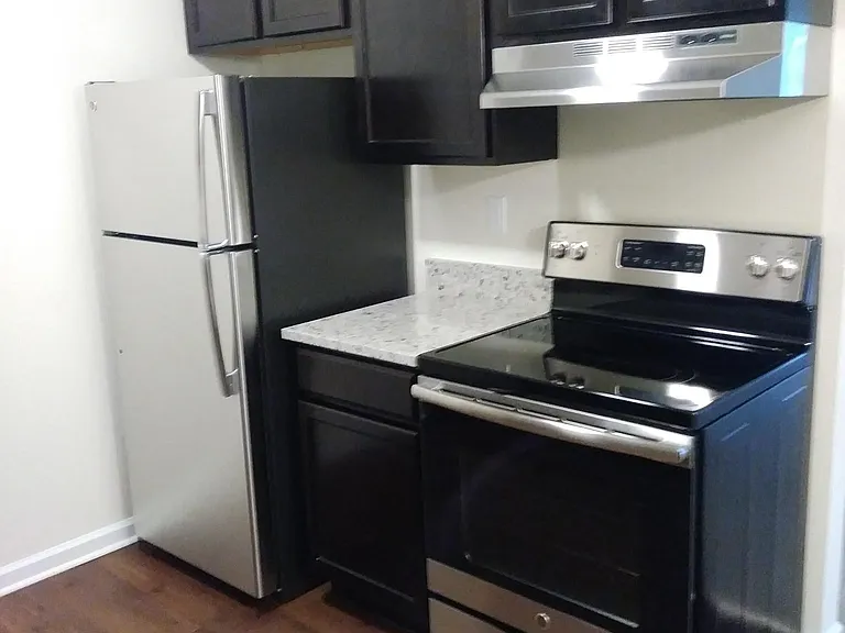 Lakeside Village Apartments — Photo 148