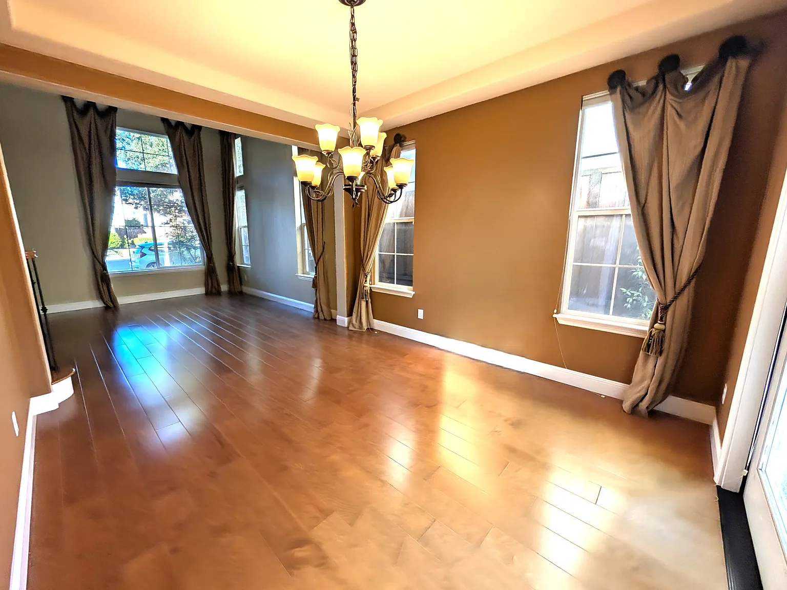 4 bed, 2.5 bath, 2337 sqft, $4,950 — Photo 2