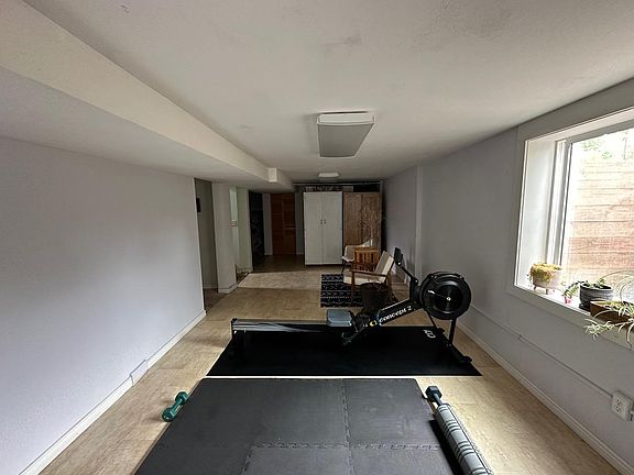 3rd image of 827 Woodford Ave