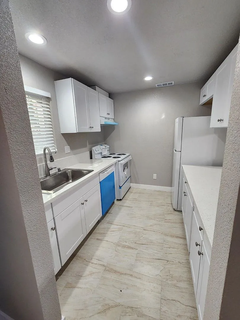 Oakmore Apartments — Photo 3