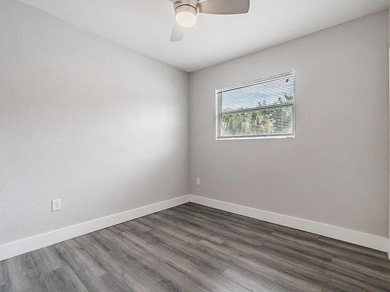 2321 W Green St — Photo 25