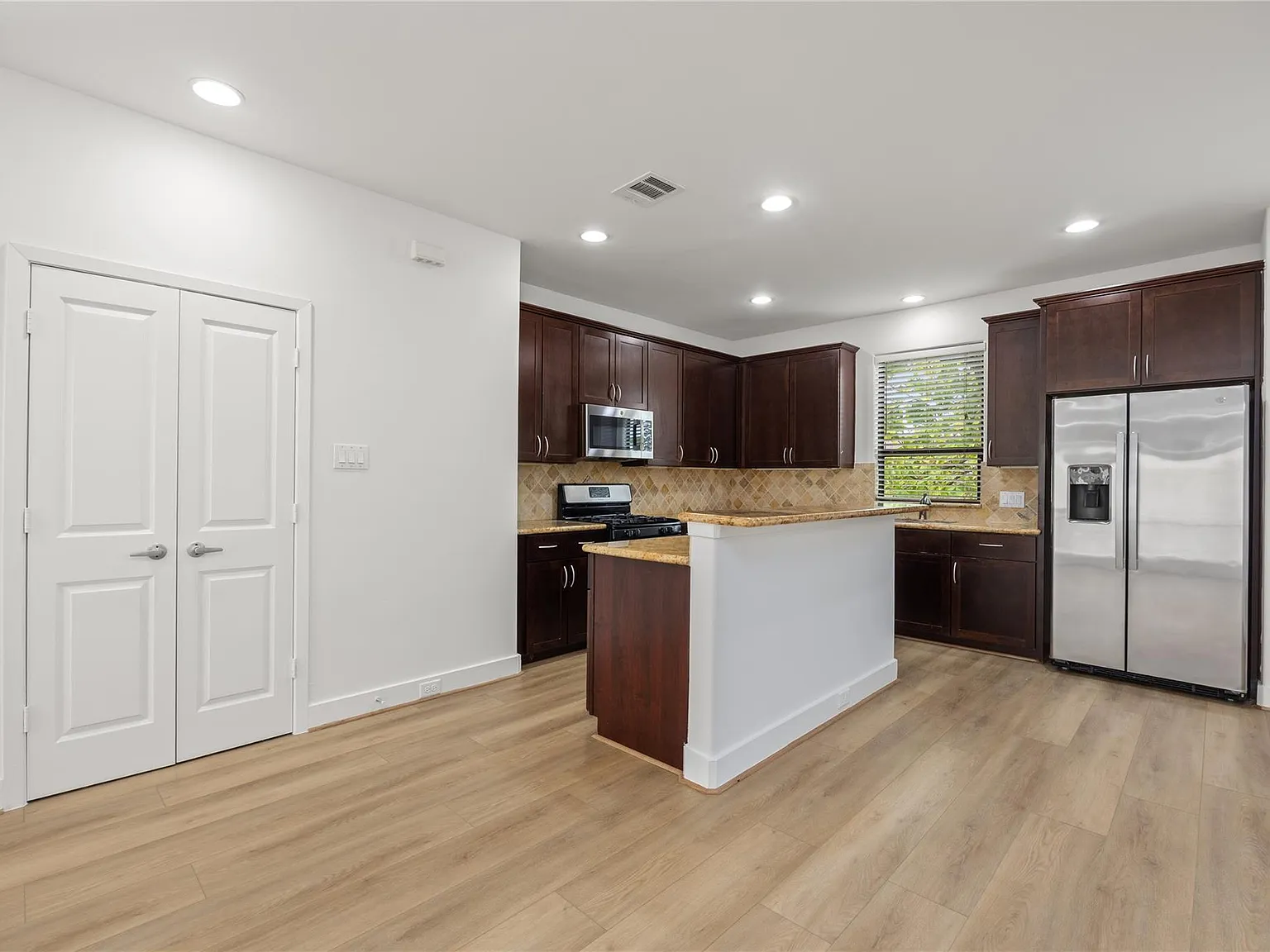 3 bed, 3.5 bath, 2113 sqft, $2,400 — Photo 2