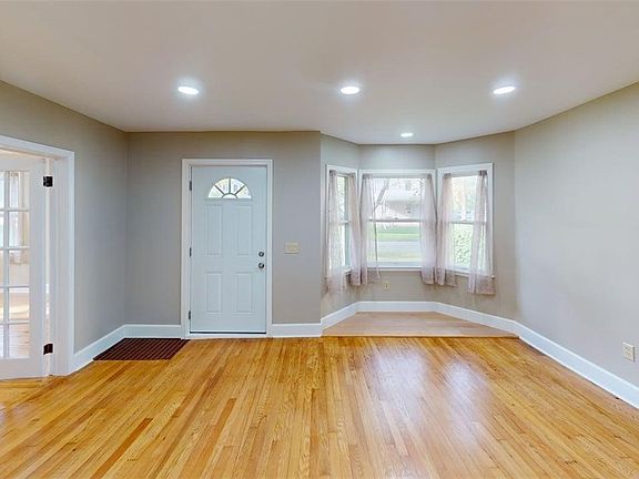 4th image of 7 Barker St