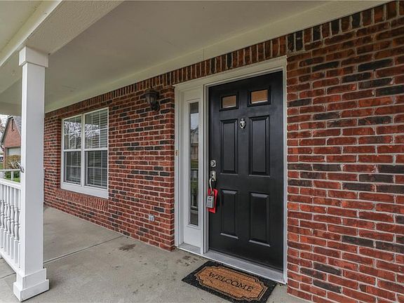 3rd image of 3433 Winchester Dr