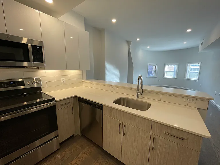 1406 Beacon St #6 — Photo 5