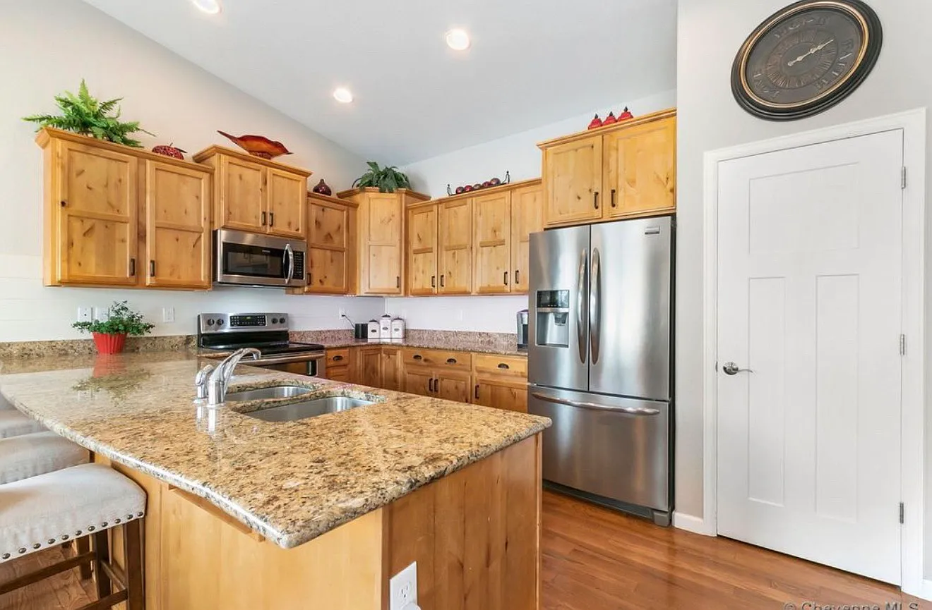 5 bed, 3536 sqft, $3,850 — Photo 2