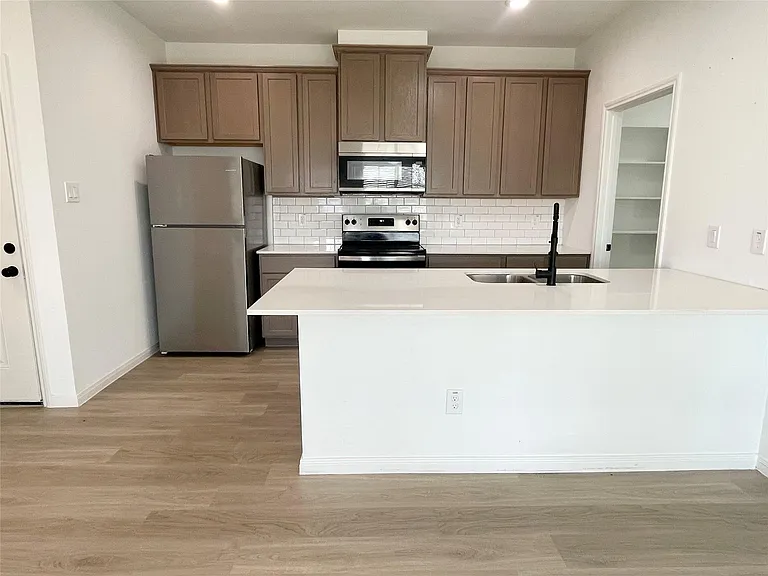 802 W Loop — Photo 6