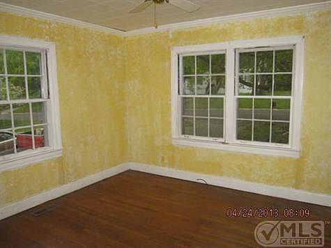 5th image of 915 Locust St