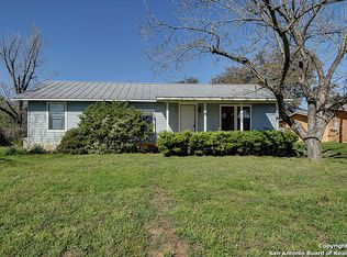 110 Renfro Dr, Devine, TX 78016