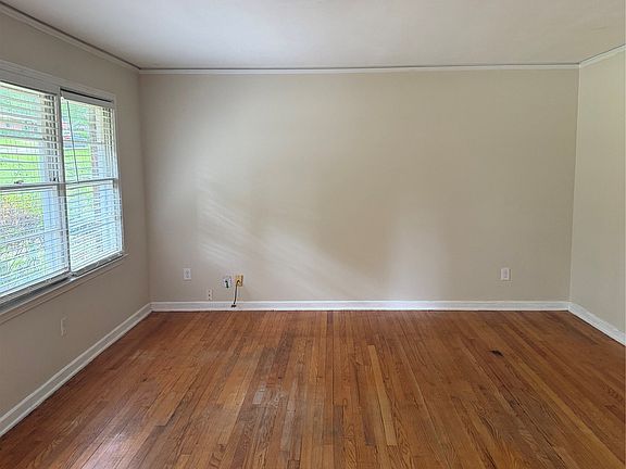 3rd image of 130 E Salem Dr