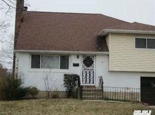 17 Martin St, Massapequa, NY 11758