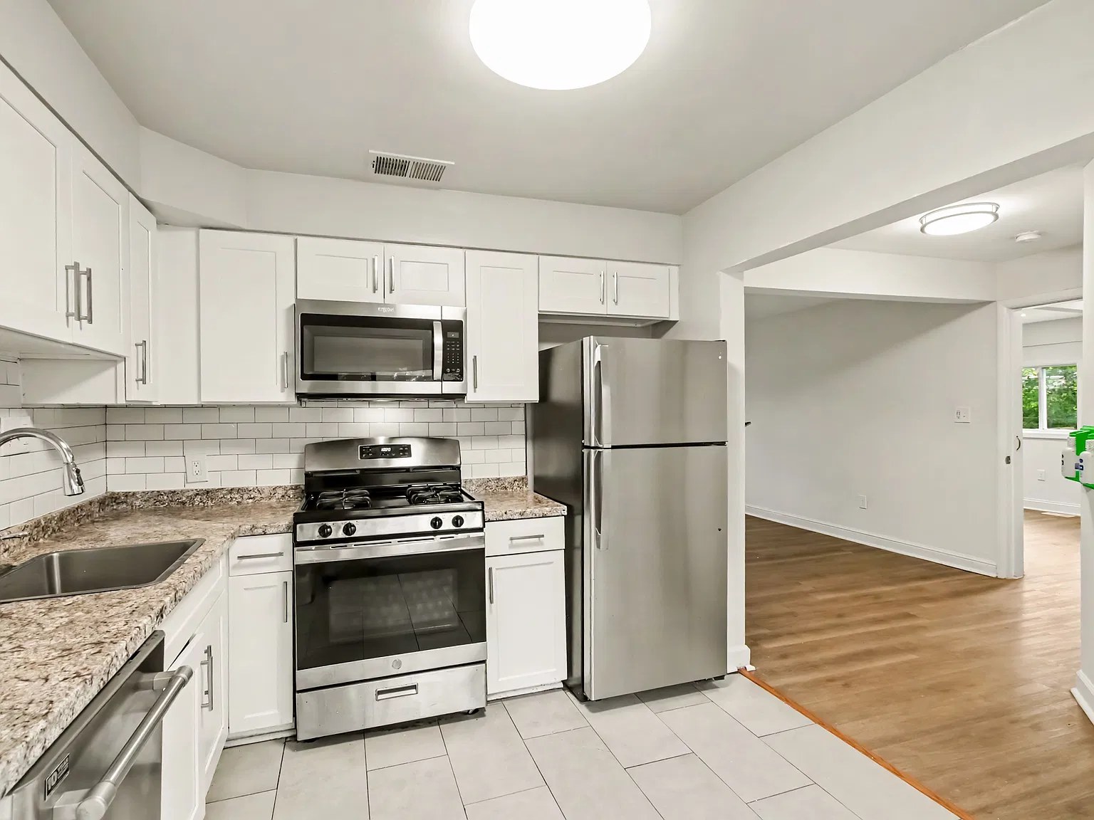 4 bed, 2528 sqft, $4,200 — Photo 2