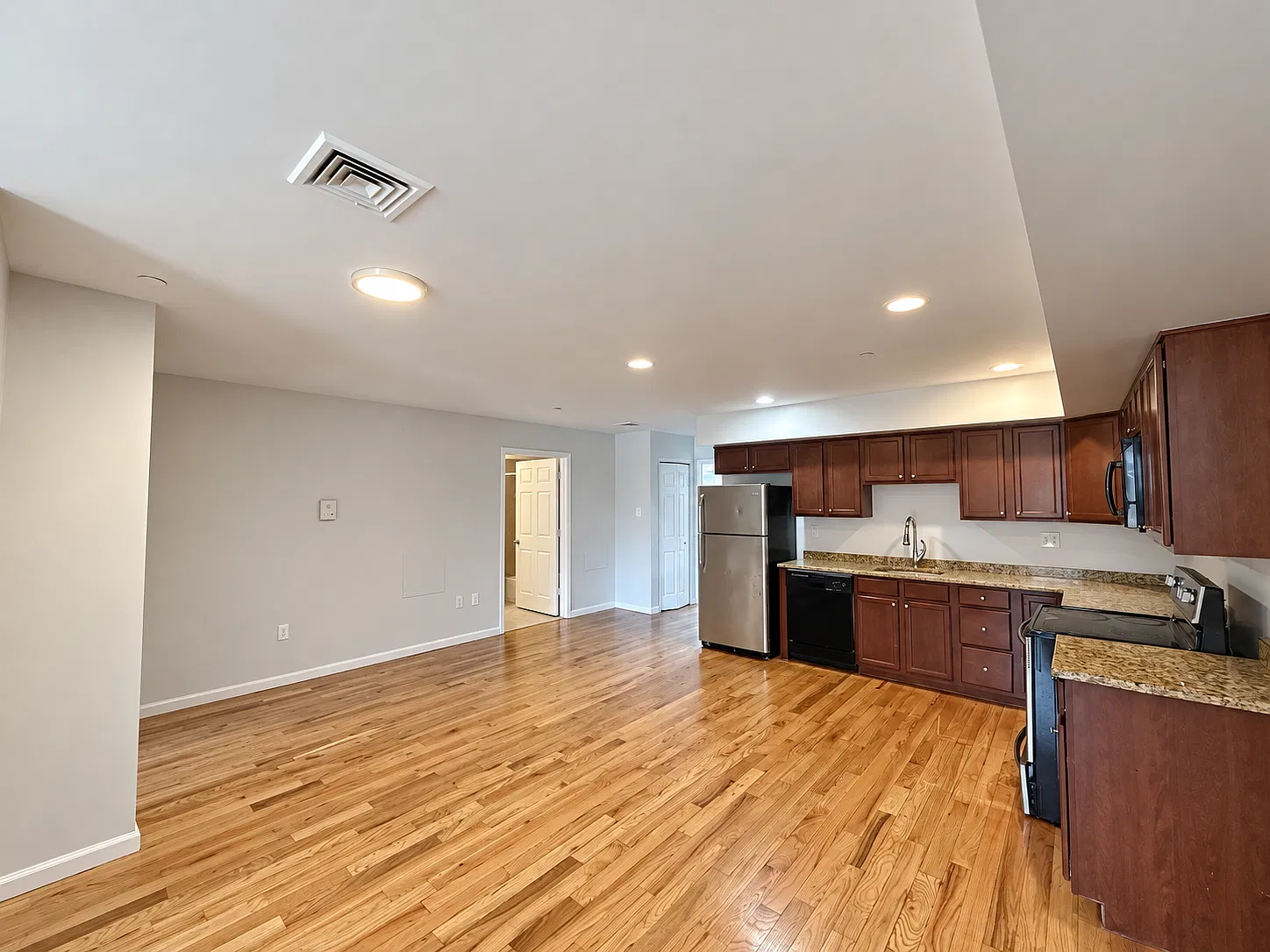 3 bed, 2200 sqft, $1,715 — Photo 2