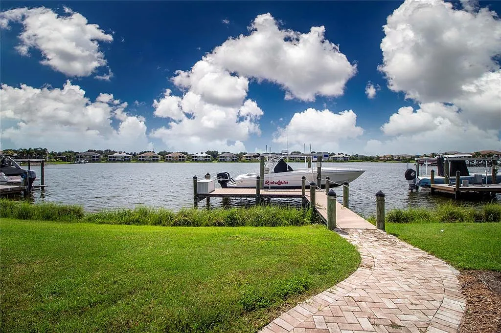 3 bed, 2.5 bath, 2055 sqft, $4,000 — Photo 2