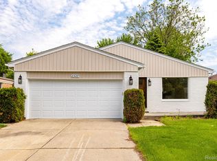 23281 Deanhurst St, Clinton Township, MI 48035